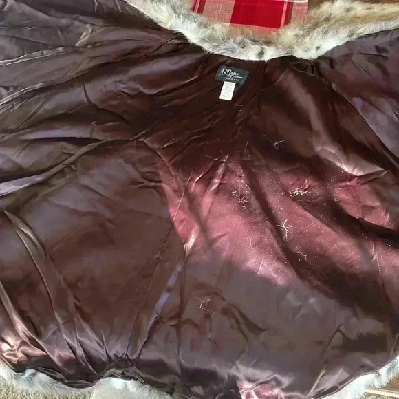 NANA CREATIONS Vintage faux fur WRAP CAPE PONCHO
One Size - Picture 9 of 9